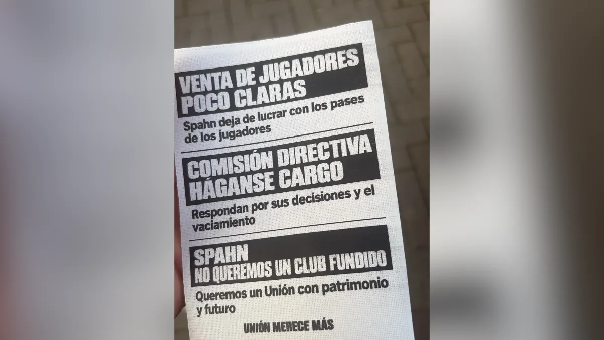 En la previa del partido entre Unión y Estudiantes algunos hinchas arrojaron papeles contra el presidente tatengue.