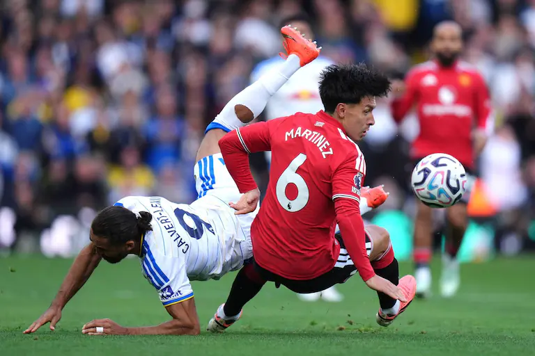 Lisandro Martínez recibió un golpe en el pie izquierdo y debió salir; Manchester United no informó el grado de la lesión