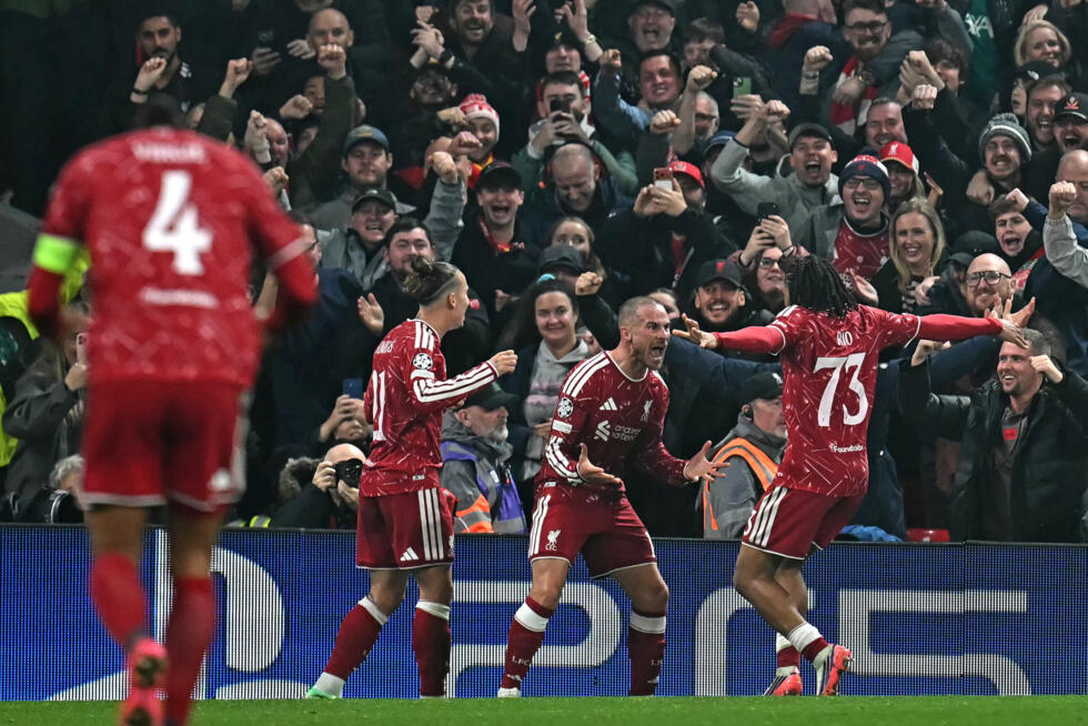 El centrocampista argentino del Liverpool Alexis Mac Allister (centro) celebra su segundo gol contra el Villarreal en la 3ª jornada de Liga de Campeones, el 20 de octubre de 2026 en el estadio Anfield, en Liverpool © Paul ELLIS / AFP