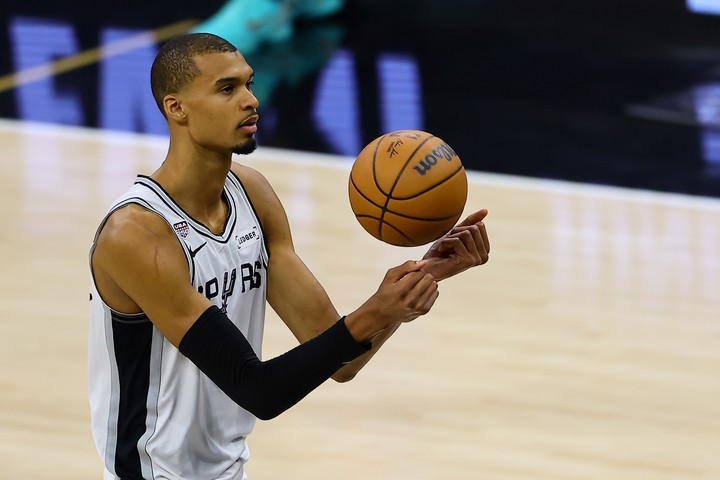 Victor Wembanyama lidera a San Antonio Spurs. Foto EFE