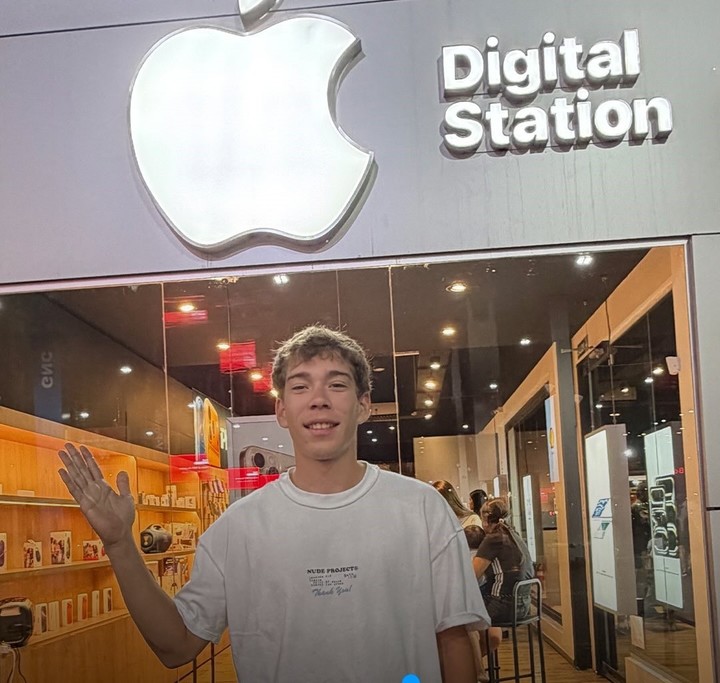 Kalejman frente a un local de Digital Station. El primero lo abrió cuando tenía 17 años. Foto Instagram @mateokalejman