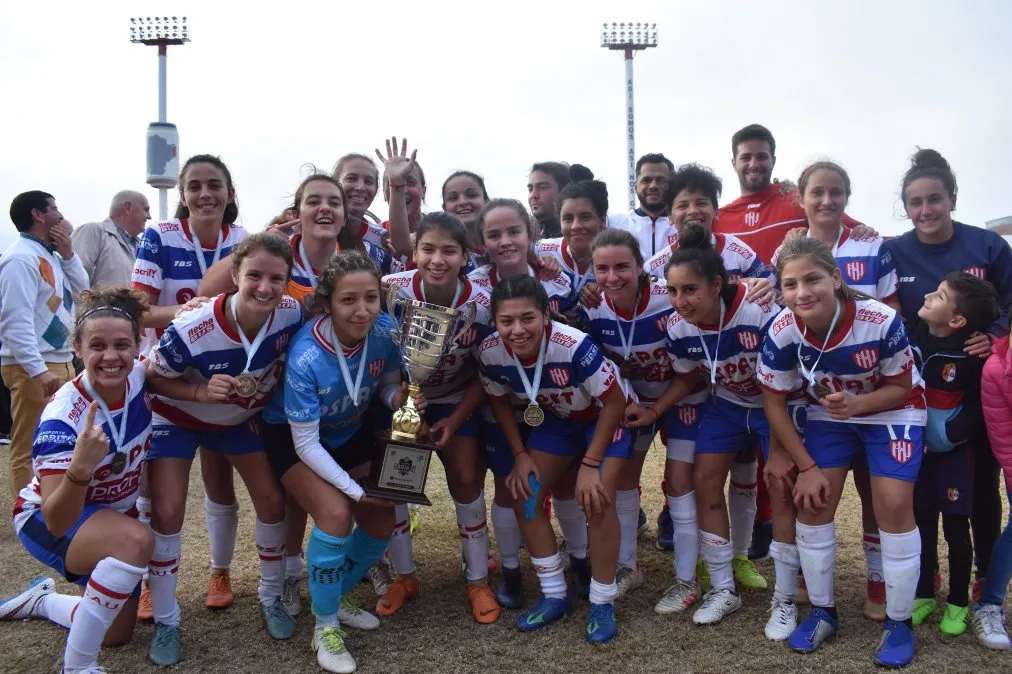 El fútbol femenino crece día a día en la institución, esperando ser profesional y competir en la máxima categoría.