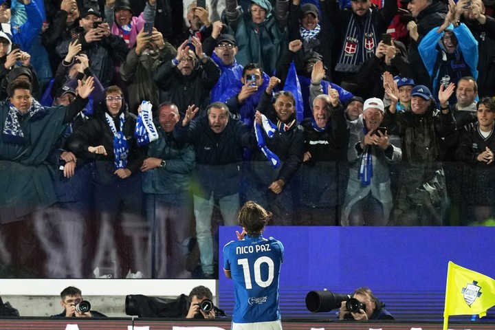 Nico Paz, a los pies de los hinchas del Como. Foto: AP / Antonio Calanni