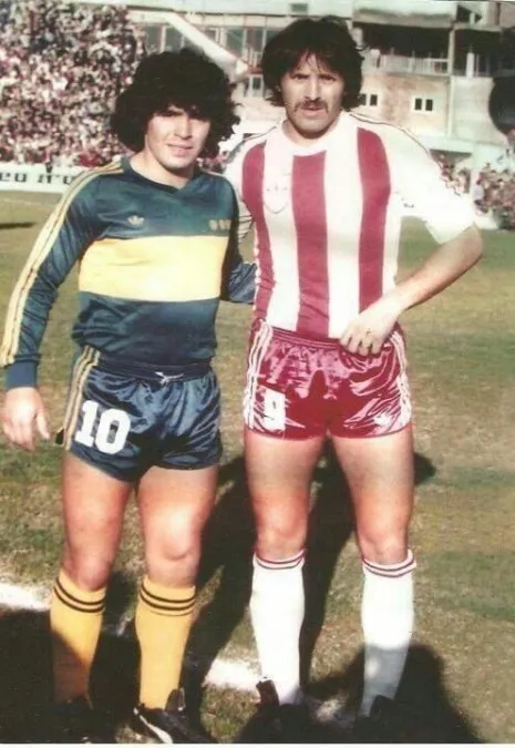 Leopoldo Luque volvió a Unión en el año 1981. En la foto, junto a Diego Maradona.