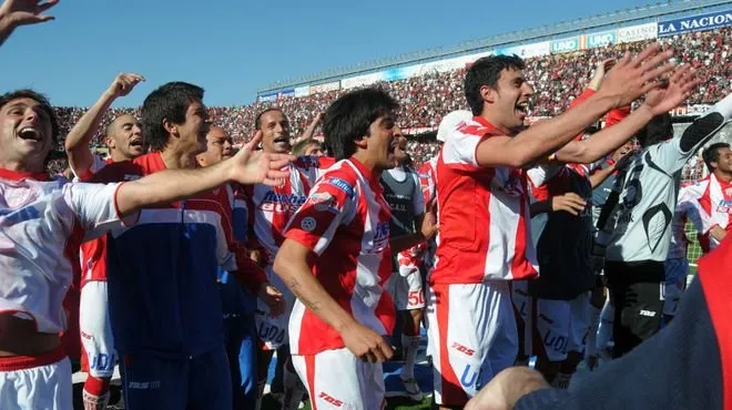 Los jugadores de Unión festejan ante los hinchas que asistieron al Estadio Brigadier López.