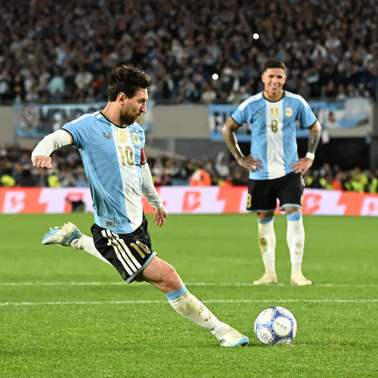 Todos somos Enzo... Un espectador privilegiado del último gol en la vida de Messi en la selección, de penal, frente a Benín, el 6 de octubre de 2026