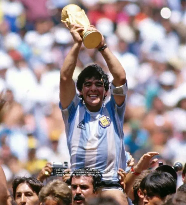 Diego levanta la ansiada Copa Mundial en el Estadio Azteca, ante 115 mil personas. Foto: Tomikoshi