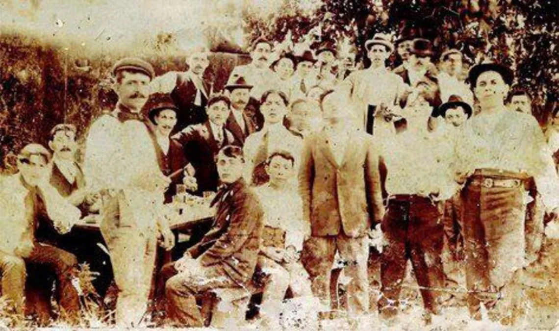 Foto tomada el 15 de abril de 1907 en el patio de la casa de los Baragiola. Registro fidedigno