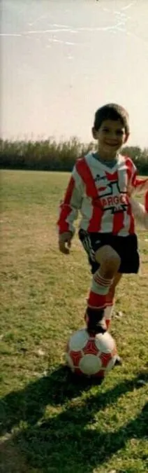Diego en su infancia, con la camiseta de Unión jugando al fútbol. Foto: Ignacio Sánchez.