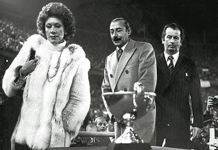 Grondona, detrás de Videla. Foto: Agencia Paco Urondo