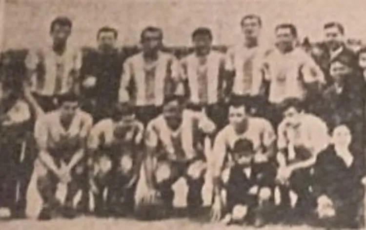 El seleccionado argentino formó ese día con Ediberto Luis Righi; Pedro Galeano y Abel Omar Vieytez; Carmelo Simeone, Antonio Ubaldo Rattin y José Varacka; Mario Norberto Chaldú, Alberto Rendo, Alfredo Hugo Rojas, Ermindo Angel Onega y Adolfo Alberto Bielli. DT: José María Minella. Gentileza: Archivo Sabalero.