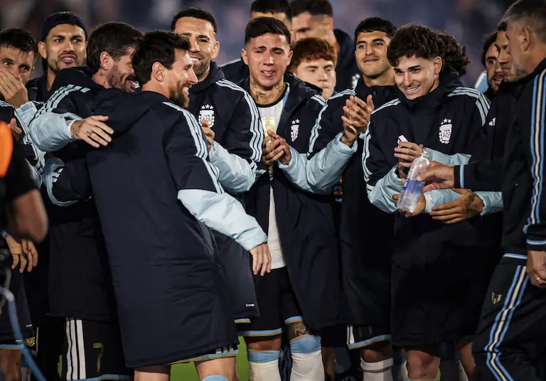 En medio del tributo, las sonrisas y los abrazos... las lágrimas de Enzo: nadie lloró como él en la despedida de Messi de la selección