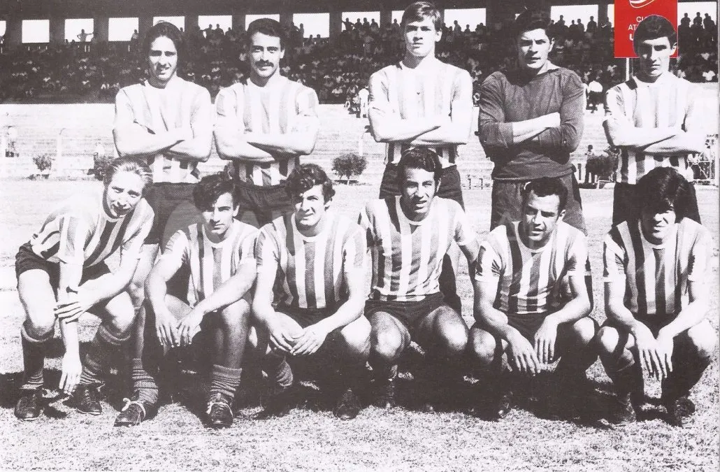 El equipo de Unión que debutó ante Newell's de Barrio Roma por la Liga Santafesina, el 7 de marzo de 1971: Sanseverino, Artucio, Rossi, Del Bianco, Benítez, Toyé, Genolet, Fredes, Díaz y Mendoza. Foto: Libro "100 años de Pasión".