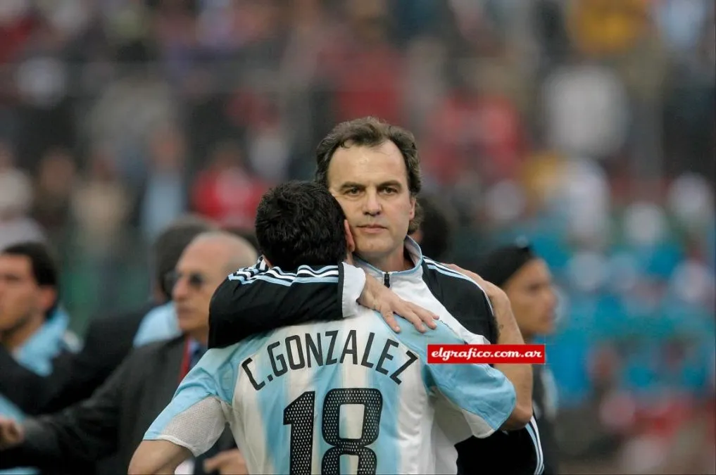 Marcelo Bielsa consuela al "Kily" González, luego de la derrota insólta por penales ante Brasil en la final de la Copa América disputada en Perú, en el año 2004. El seleccionado estuvo dos veces en ventaja, y le igualaron el partido en la última jugada del encuentro.