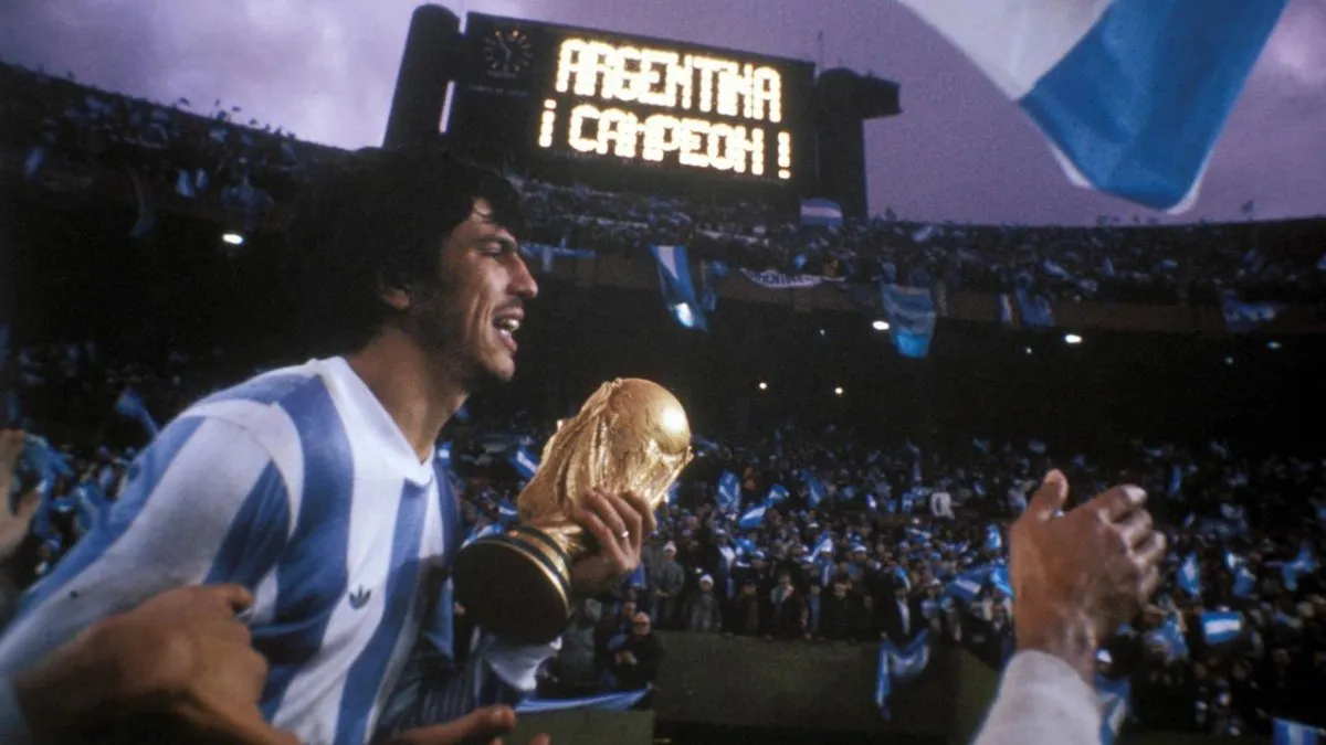 Daniel Passarella con la Copa del Mundo, dando la vuelta olímpica. Foto: Mariano Nieva.