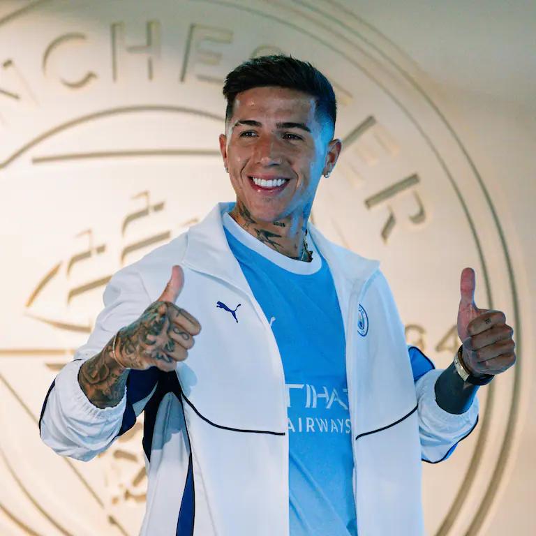 Enzo en Manchester City, luego de una fabulosa transferencia por 145 millones de euros; solo tres futbolistas en la historia del fútbol han costado más: Neymar, Mbappé y Dembélé