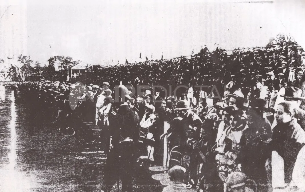 Inauguración de la cancha de Colón en Barrio Sunchales, en el año 1922. Permaneció allí hasta el año 1939, cuando debió abandonar el lugar debido a deudas que no pudo solventar.