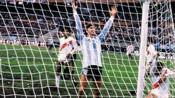 Gareca, festejando el gol de la clasificación ante Perú. 32 años después, le daría la clasificación a Perú como DT luego de 36 años.