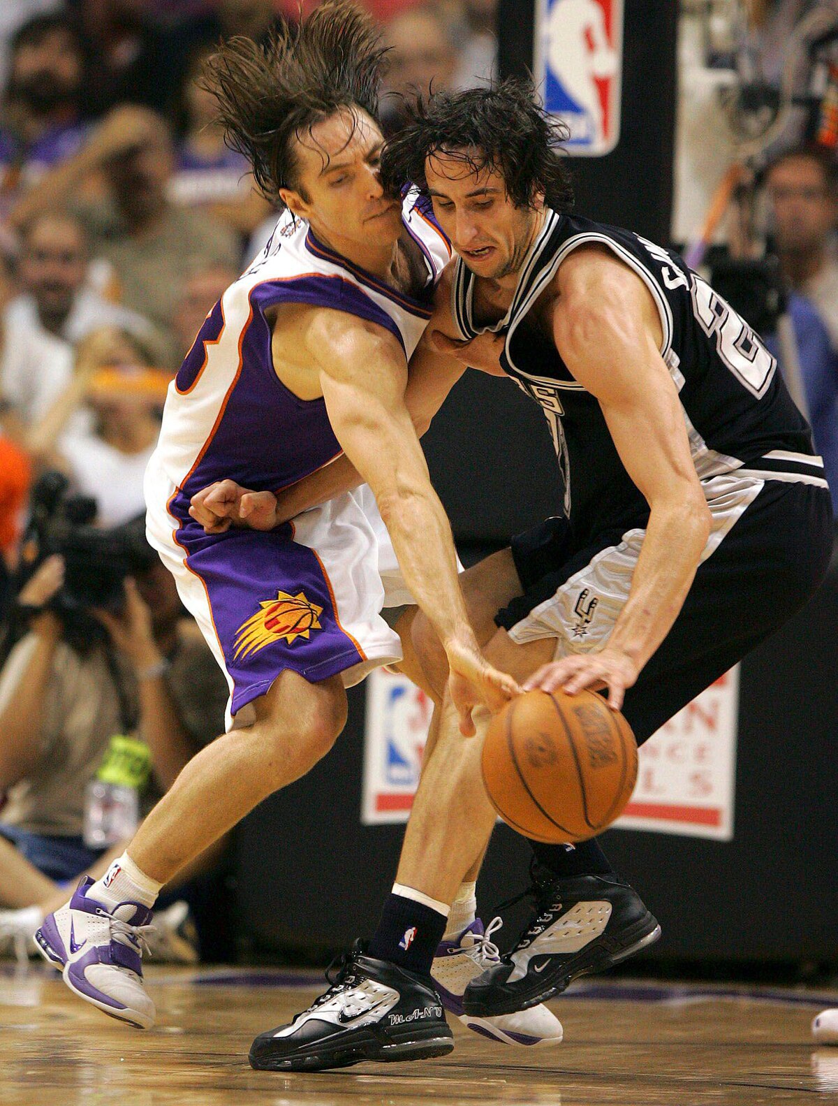 Steve Nash en plena batalla por el balón con Manu Ginóbilo (Grosby)