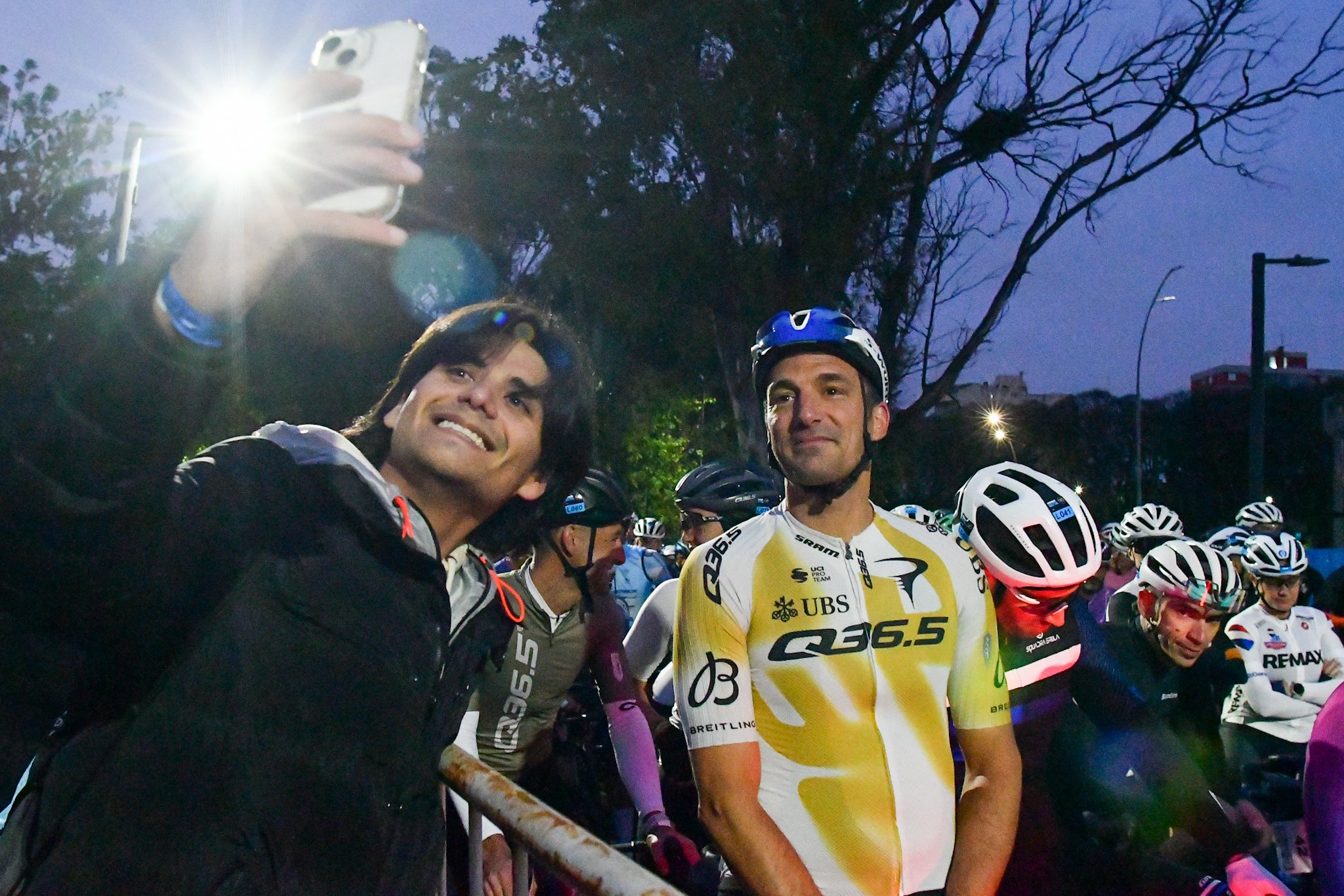 El DT posando junto a un fanático (Crédito: Gentileza X @jotamrinaldi)