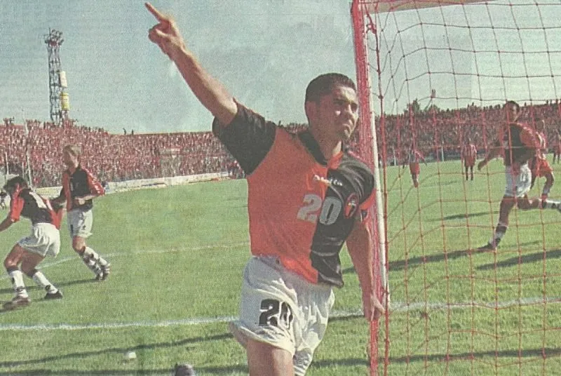 El Bichi Fuertes festeja uno de los goles de Colón de Santa Fe en aquella jornada.