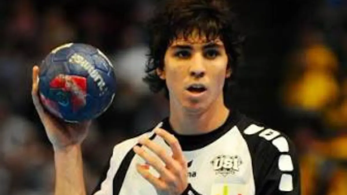 En Villa Ballester comenzó el camino deportivo del Chino, que desde muy joven mostró el talento que lo llevaría a competir en las principales ligas europeas.