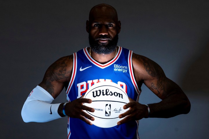 LeBron James firmó por dos años en Philadelphia 76ers'. Foto AP