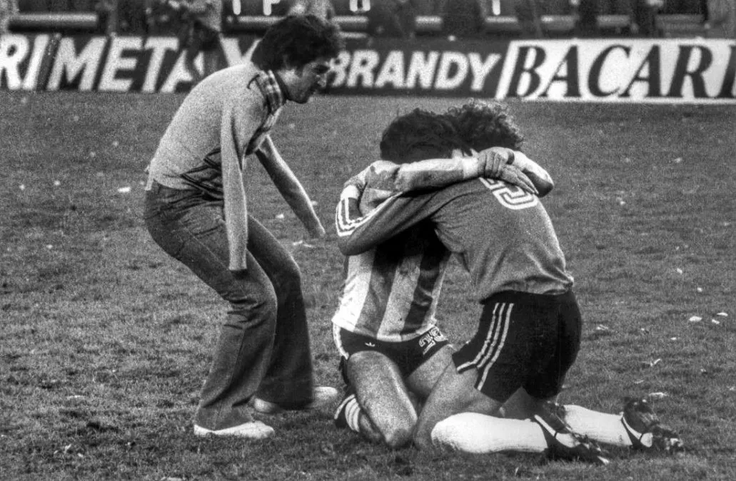 Víctor Dell'Aquila se acerca a Tarantini y Fillol para componer el imborrable "Abrazo del Alma".