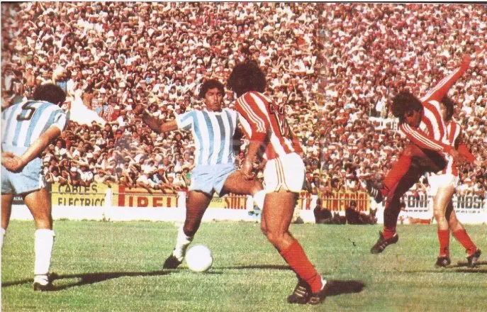 Juan Gerónimo Paz abre el marcador ante Atlético Tucumán en la vuelta de las semifinales del Nacional ´79. No cabía un alfiler en el Estadio 15 de Abril.