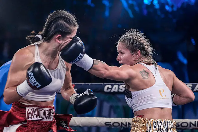 Sol Baumstarh, en acción contra la estadounidense Yadira Bustillos, en junio último; la argentina ganó en fallo controvertido
