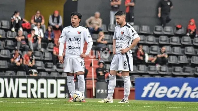 Darío Sarmiento volvió a no salir a jugar un segundo tiempo en Colón.
