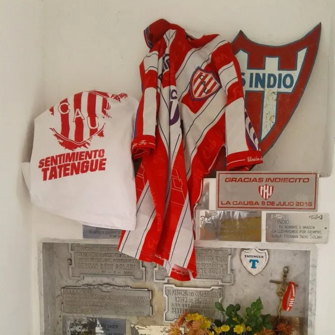 Lugar donde descansan los restos de Solari, en Ingeniero Charnoudie. Los hinchas lo convirtieron en un verdadero santuario.