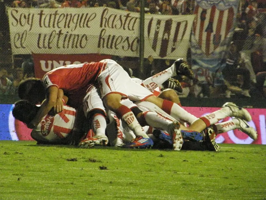 Diego Barisone es abrazado por varios jugadores de Unión, tras el gol ante San Lorenzo que fue clave en la permanencia aquel año. (1-0, Clausura 2012)