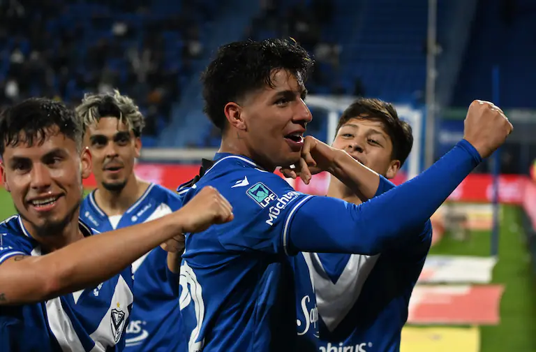 Silvero mide 1,88 metros, que lo favorecen en las alturas; Vélez no afloja en el Clausura ni en la temporada.