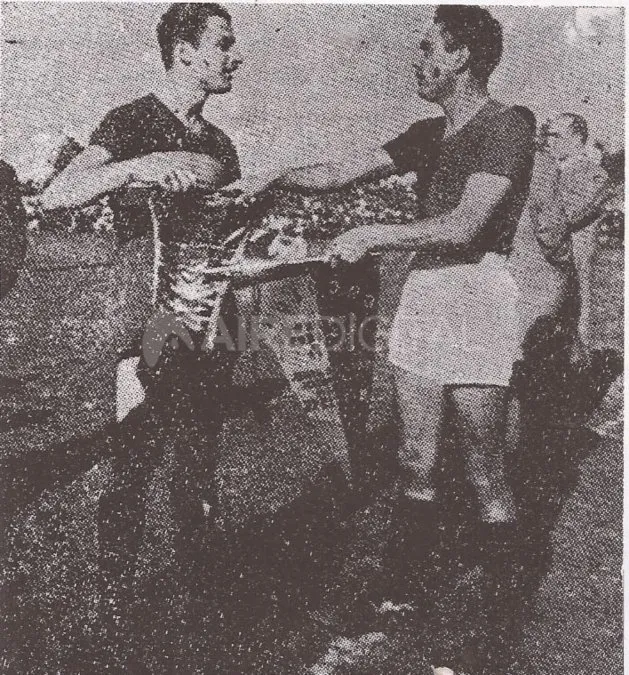 Los capitanes de Colón y Boca entregan sus presentes previo a la realización del match inaugural del Estadio.