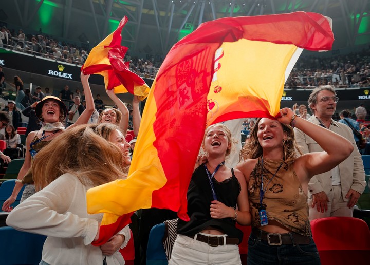 La hinchada española en China. Foto EFE/EPA/ALEX PLAVEVSKI