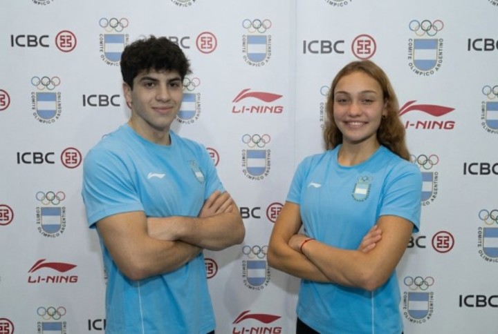 Fernández de Landa y Dieleke, los abanderados argentinos para la ceremonia de apertura de Dakar 2026. Foto Prensa COA