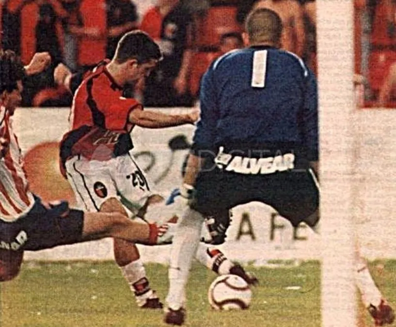 La Gaviota Migliónico, a punto de convertir su gol en el agónico clásico que ganó Colón en el Torneo Apertura 2002.