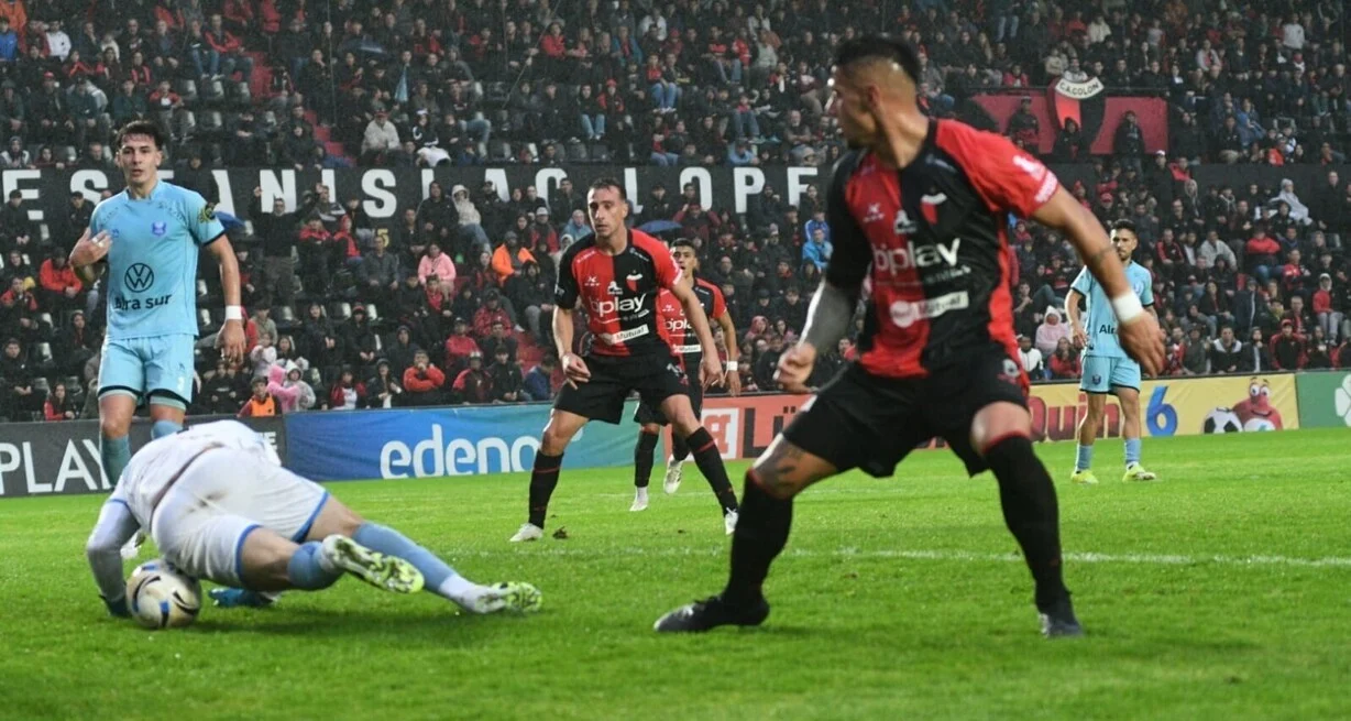 Imagen del partido de la primera rueda, que terminó igualado en el Brigadier López. Foto: Manuel Fabatía.