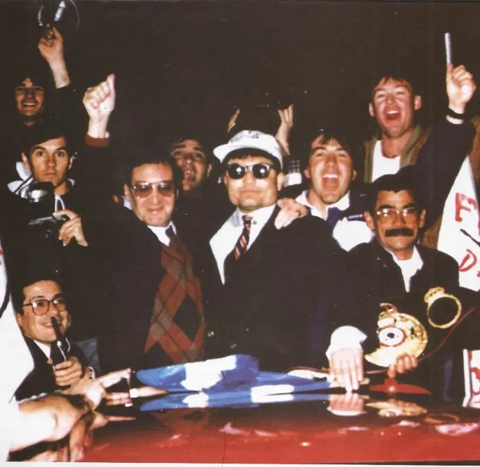 Julio César Vasquez (gorra blanca) fue uno de los campeones del mundo de boxeo que pasó por la institución tatengue.