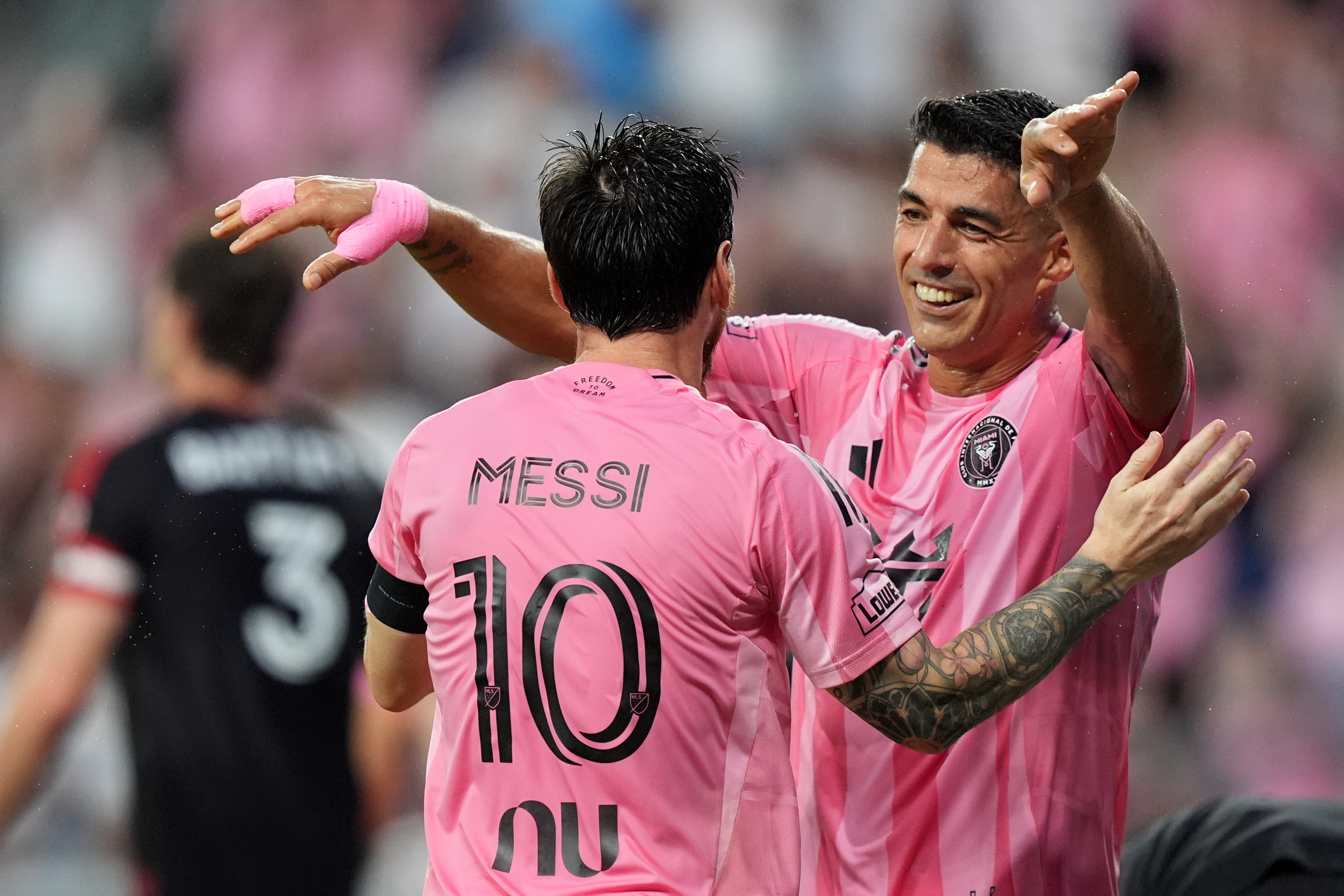 La emotiva reflexión de Luis Suárez sobre la despedida de Lionel Messi de la selección argentina (Foto AP/Rebecca Blackwell)