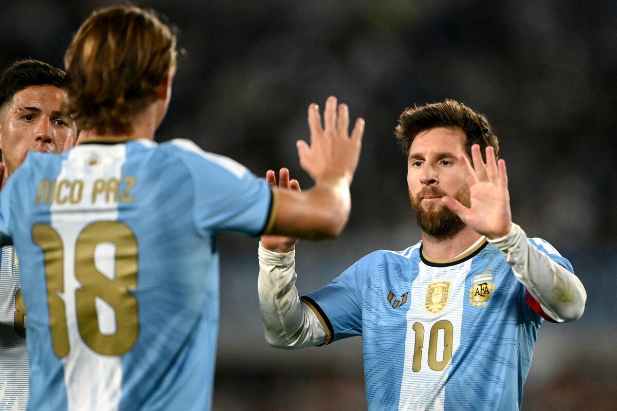 Nico Paz parte como gran favorito a adueñarse de la 10 de Lionel Messi tras su retiro de la selección argentina (Photo by Luis ROBAYO / AFP)