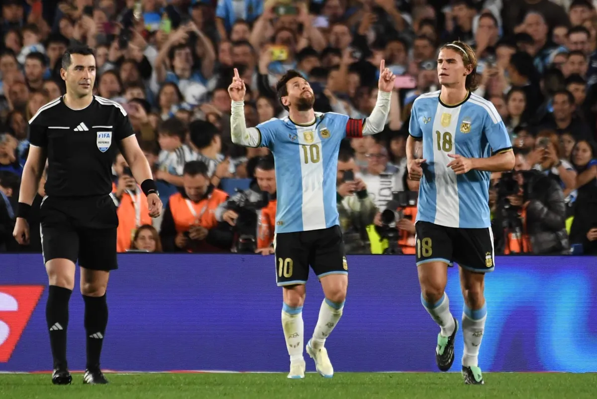 Nico Paz junto a Messi en su último partido con la Selección Argentina.