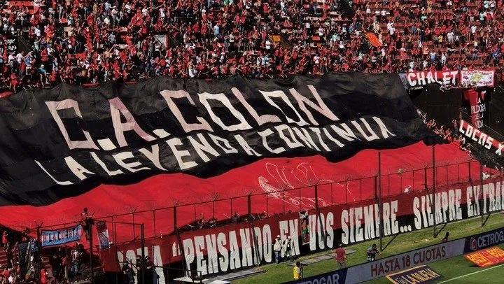 La bandera sabalera con la inscripción "La Leyenda Continúa", desplegada por los hinchas de Colón desde hace 23 años en el Estadio Brigadier López.