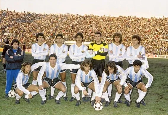 Arriba: Basualdo, Altamirano, S.Vázquez, Goycochea, Franco, Ruggeri. Abajo: Caniggia, Simeone, Batistuta, L. Rodríguez, Astrada.