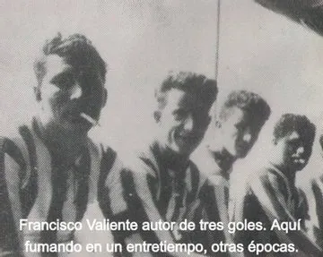 Aquella tarde, Francisco Valiente convirtió un triplete. Fue uno de los grandes goleadores de Unión durante sus primeras décadas de vida. Aquí se lo ve fumando en el entretiempo. Foto: Agrupación Glorioso ´89