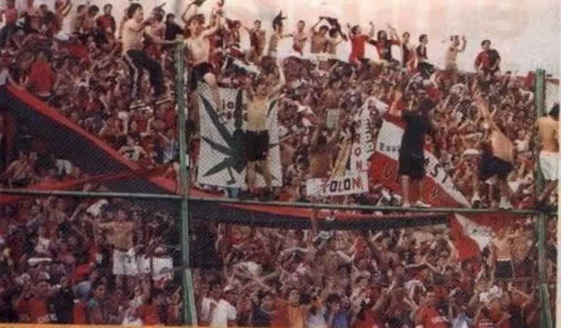 Imágenes de la parcialidad de Colón en el clásico de Santa Fe ante Unión, el día 28 de septiembre de 2002. Foto: Diario Olé.