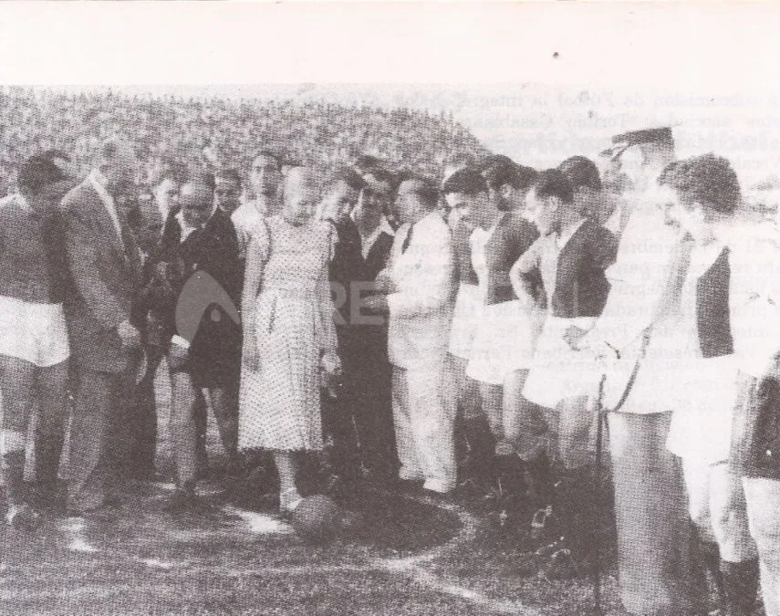 La Primera Dama Eva Duarte de Perón, clave en la afiliación de Colón a AFA, da el puntapié inicial del clásico santafesino amistoso disputado el 7 de diciembre de 1947.