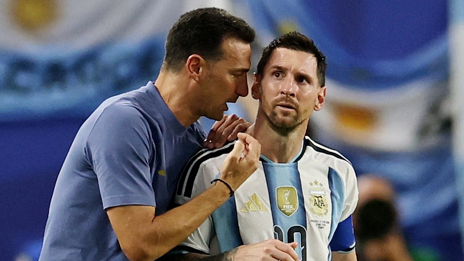Scaloni afirmó que fue un sueño para él haber dirigido a Lionel Messi, el mejor futbolista de la historia (REUTERS/Amanda Perobelli)