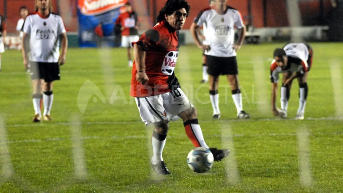 Maradona frente al arco con la camiseta de Colón.